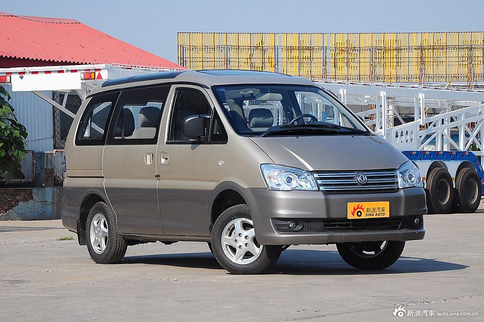 新浪汽车实拍2015款东风风行菱智M3