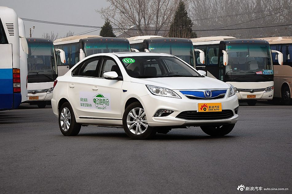 新浪汽车实拍2015款长安逸动纯电动车