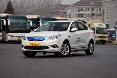 新浪汽车实拍2015款长安逸动纯电动车