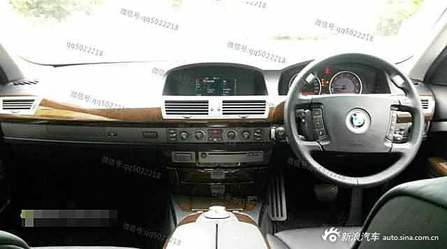 香港电影大佬向华强 座驾一黑一白显身份