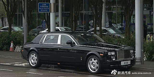 香港电影大佬向华强 座驾一黑一白显身份