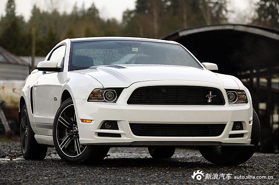 美女试驾豪车撞墙报废 4S店索赔128万