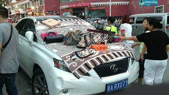 开豪车摆地摊就是有钱又任性