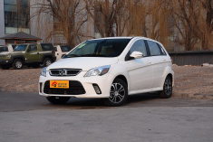 新浪汽车实拍2015款绅宝D20两厢1.5L自动