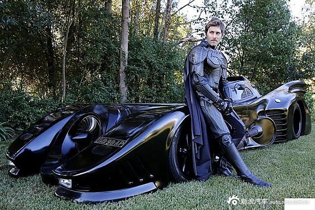 澳大利亚富豪为蝙蝠侠死忠粉 打造蝙蝠车蝙蝠摩托