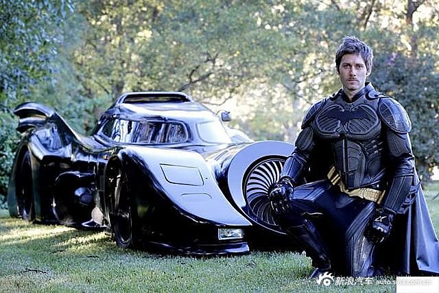 澳大利亚富豪为蝙蝠侠死忠粉 打造蝙蝠车蝙蝠摩托