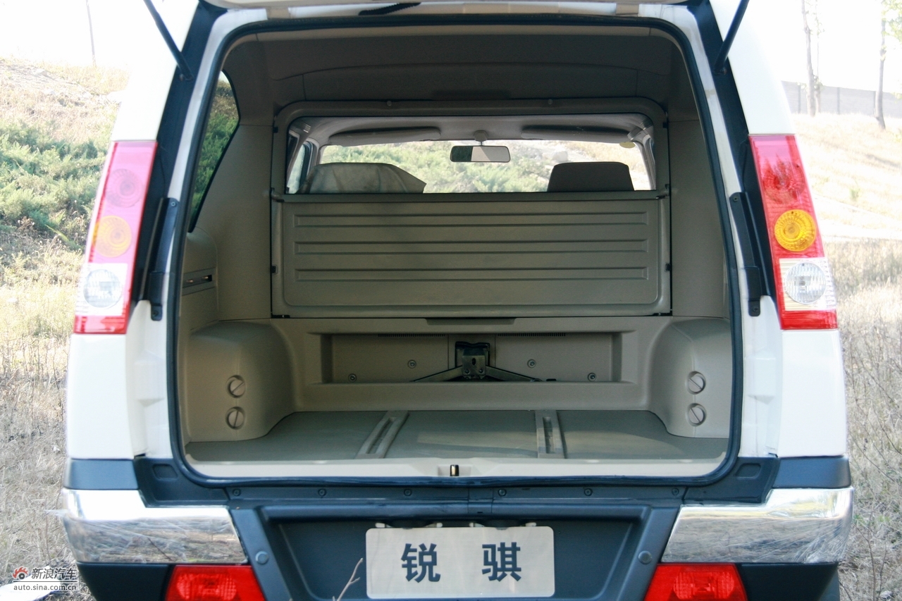 锐骐厢式车 优雅白