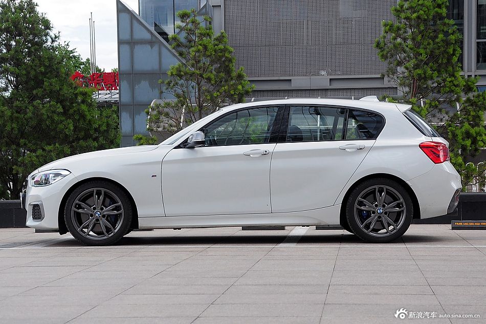 2015款 宝马1系 m135i 和普通1系车型相比,新款bmw m135i的前脸更加