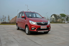 新浪汽车北汽幻速H2自动挡实拍