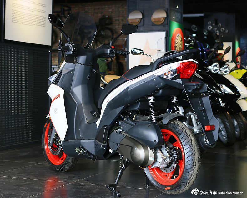 贝纳利利刃150个性踏板到店实拍组图赏