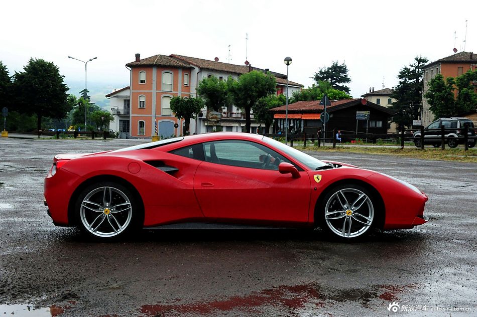赛道DNA 实拍法拉利488 GTB