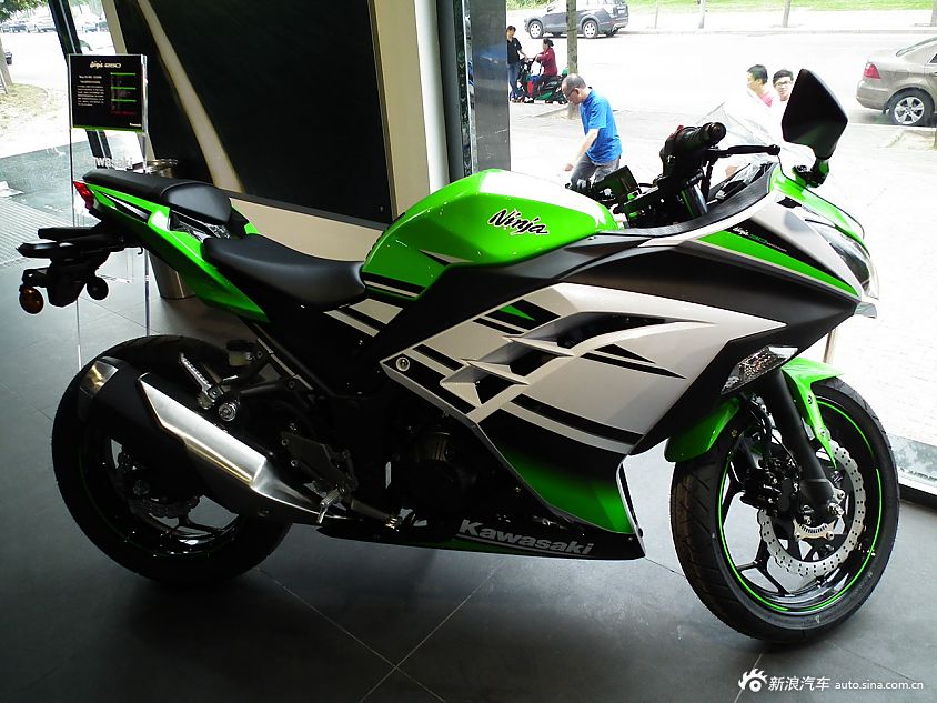 川崎 Ninja 250 2015款抢先到店实拍