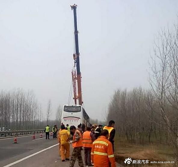 乘客突然 抢夺方向盘  大巴车失控撞断护栏翻落