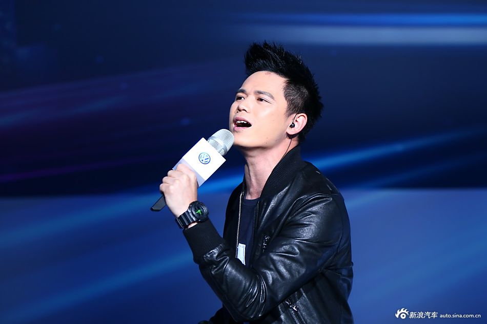 那英携好声音学员献唱大众之夜