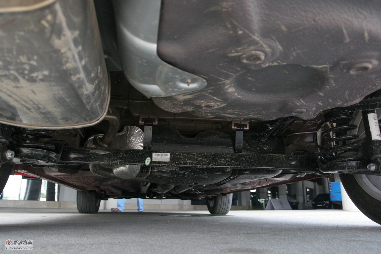 5l手动精英型底盘_宝骏630引擎底盘图片