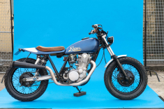 浓浓的地中海配色风格的 YAMAHA SR 复古机车