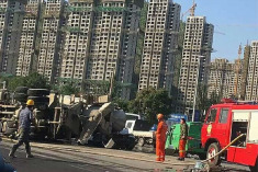 石家庄水泥罐车侧翻压扁轿车