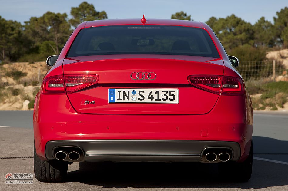 图片说明:2013款奥迪s4:属于b8
