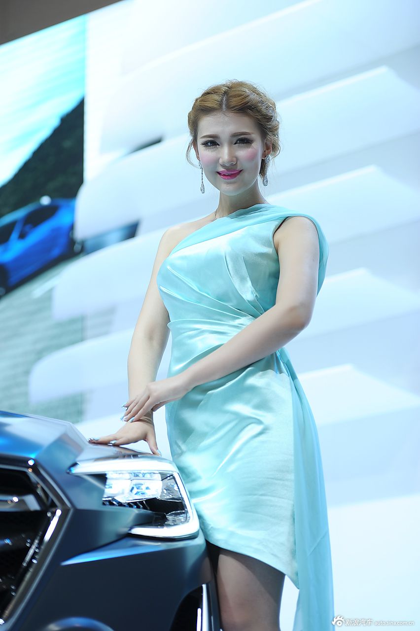 高颜值大长腿！美女比车有看点.23