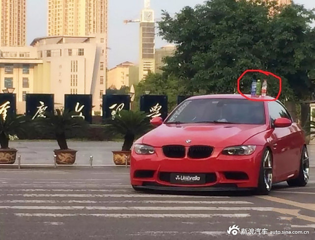 大学城附近车顶的饮料瓶 千万不要拿!