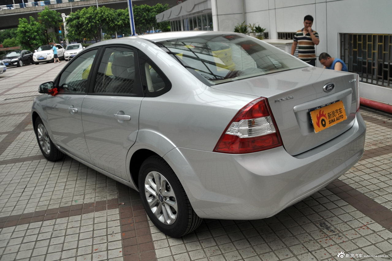 6\/238+2013款福克斯三厢经典1.