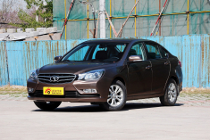 新浪汽车抢先实拍2015款东南V5 plus