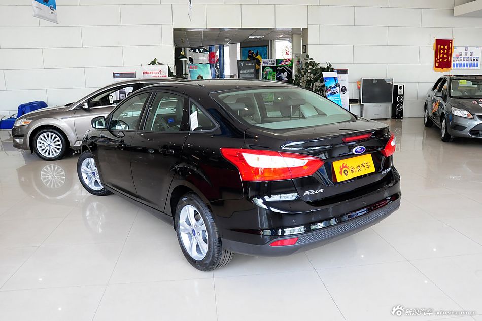 2012款新福克斯三厢实拍_福克斯外观图片_汽