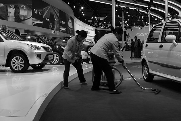耀眼夺目的背后 车展的另一面