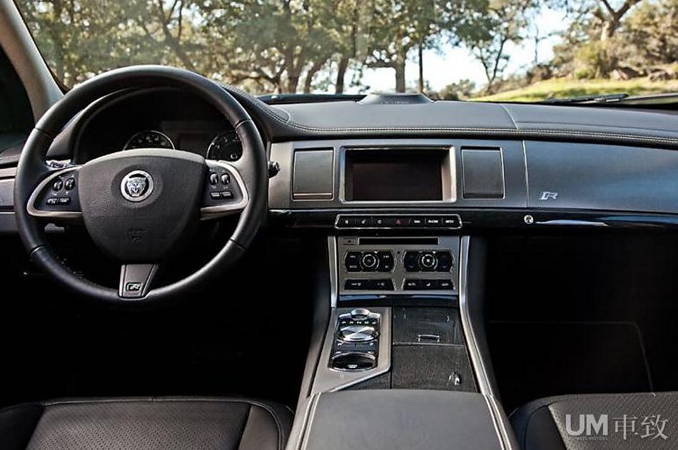 穿燕尾服的杀手 试驾2012捷豹XFR(5\/24)