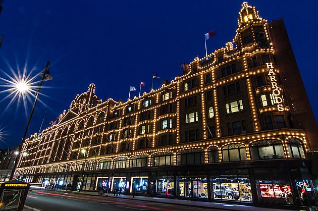 007路虎卫士亮相哈罗德百货橱窗