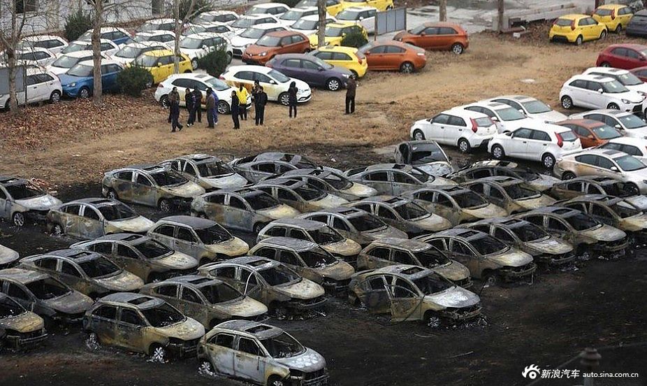 郑州一停车场着火烧毁70余辆新车 总损失近20
