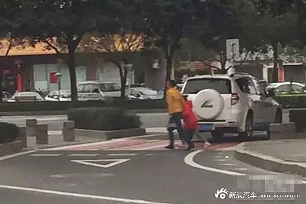 行人穿马路被撞 司机全责还赔8万