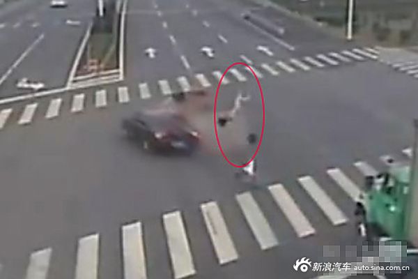 行人穿马路被撞 司机全责还赔8万