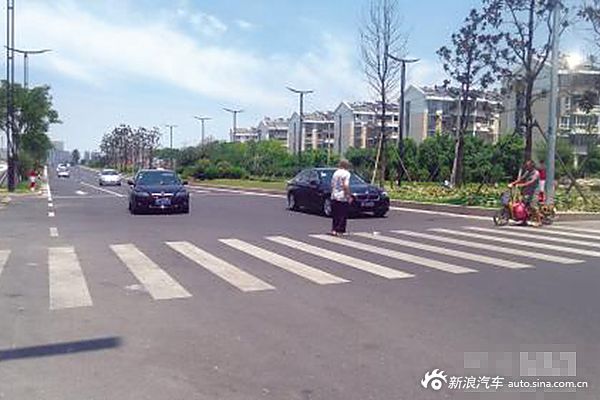 行人穿马路被撞 司机全责还赔8万