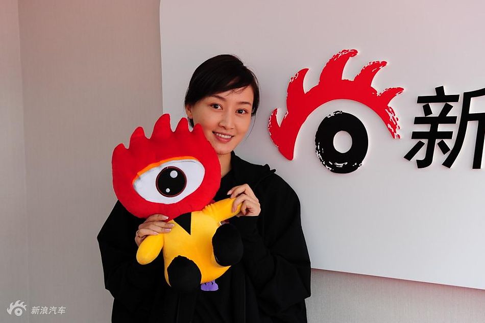 著名影星赵子琪光临新浪汽车展台_282244_汽