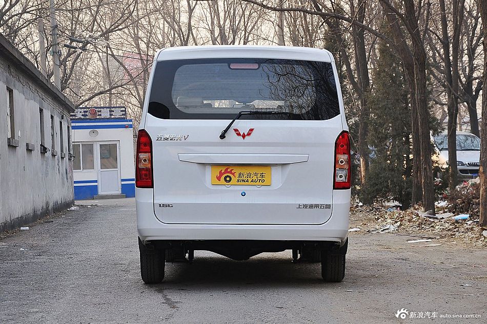 新浪汽车高清实拍2015款五菱宏光V