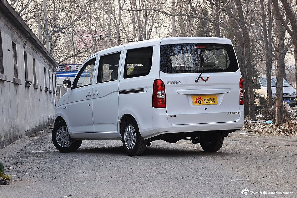 新浪汽车高清实拍2015款五菱宏光V
