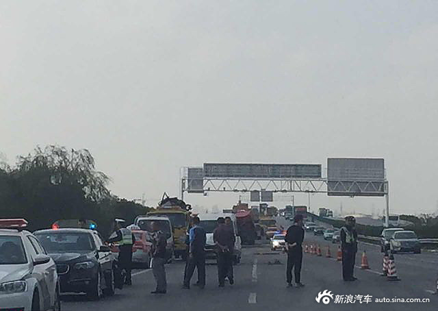 申城大雾s32申嘉湖高速多起追尾 槽罐车侧翻致2死