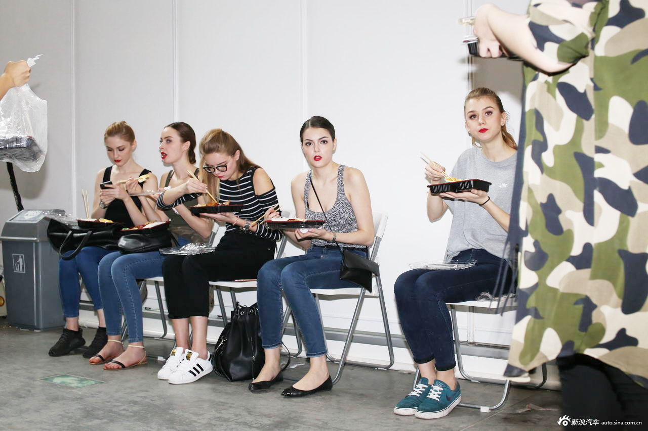 揭秘:广州车展洋妞车模单价和胸围成正比