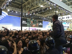 金秀贤北京车展爽约 最终闪现舞台30秒