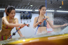 比基尼洗车妹清凉亮相人气爆棚引围观