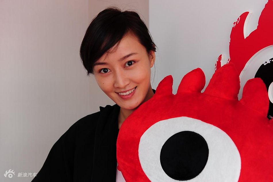 著名影星赵子琪光临新浪汽车展台
