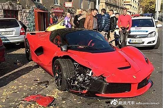 男子开千万法拉利撞车报废.只因按了一个键