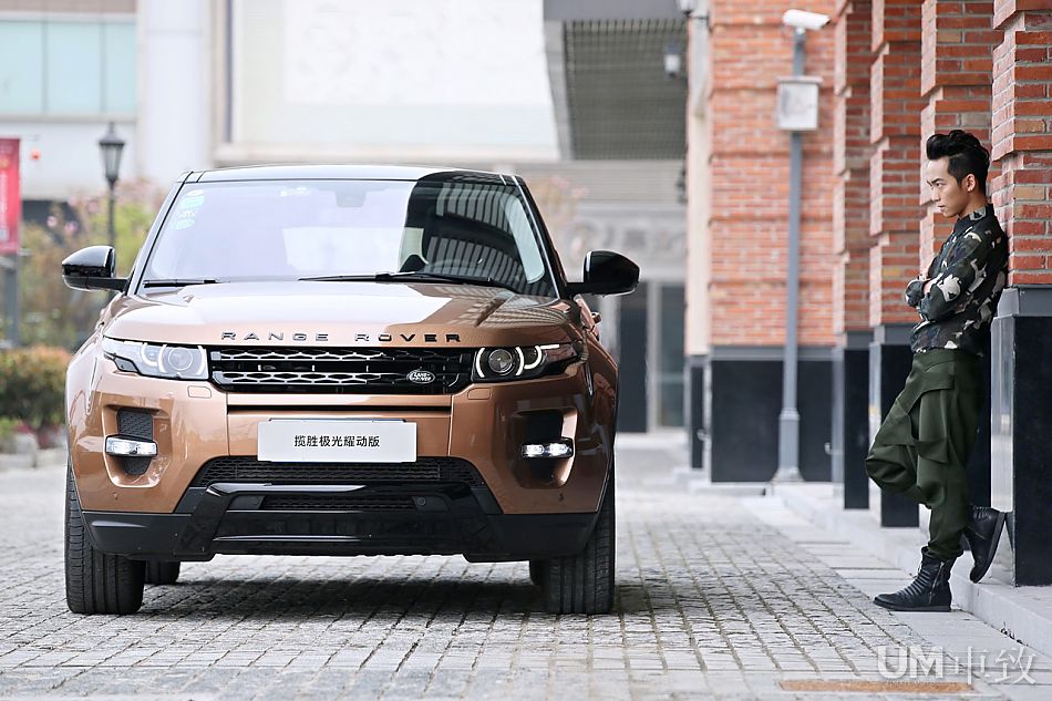 先锋高级时装设计师张驰出席2014年款揽胜极