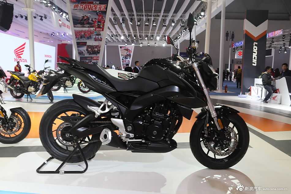 第十三届摩博会新浪摩托高清实拍隆鑫LX650无极
