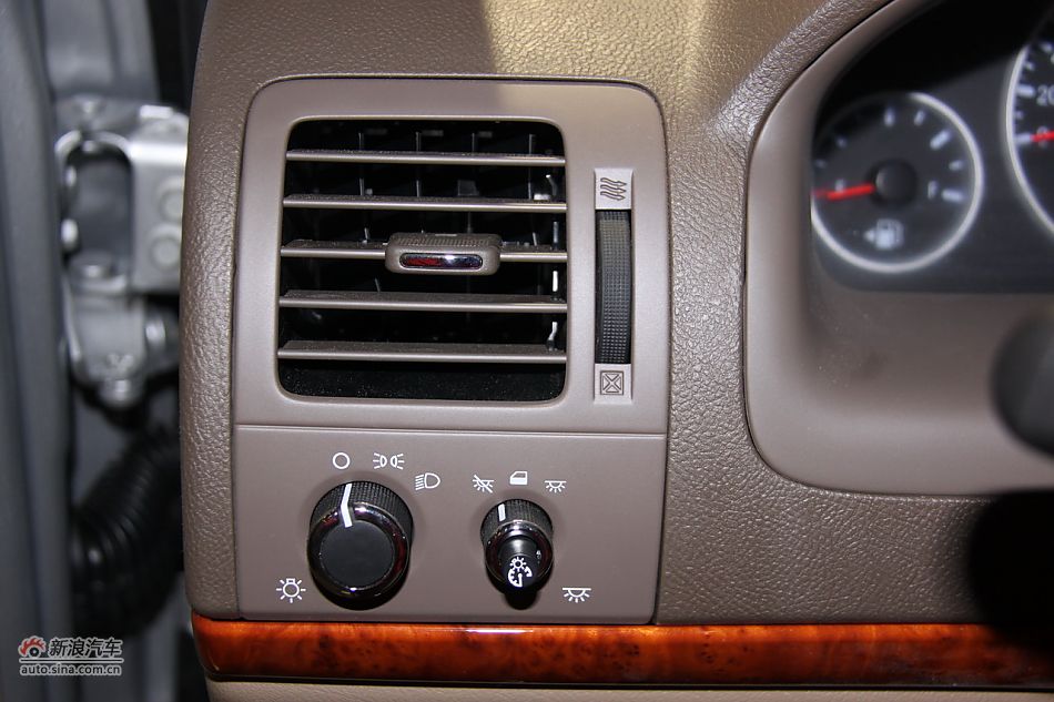 2011款别克GL8商务车到店实拍_别克GL8图片