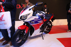 第十三届摩博会新浪摩托高清实拍本田CBR300R