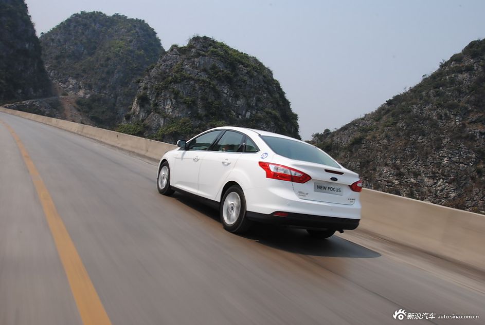 2012款福克斯三厢动态_福克斯图片14826345