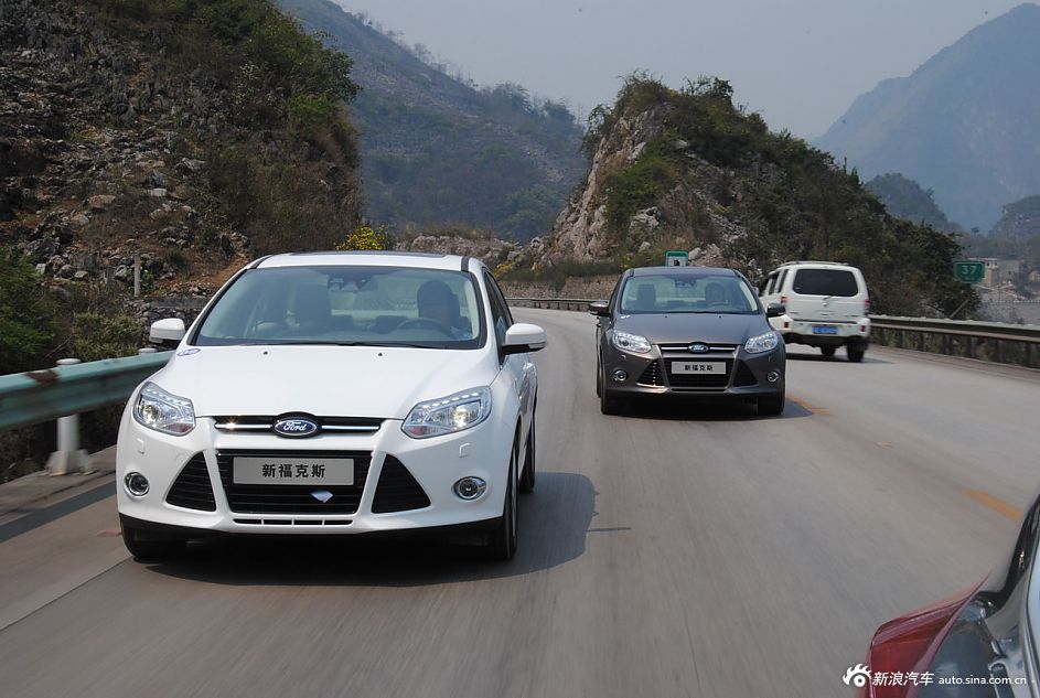 2012款福克斯三厢动态_福克斯图片14826347