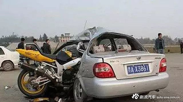 开车撞了个摩的,,结果车主说我赔不起!